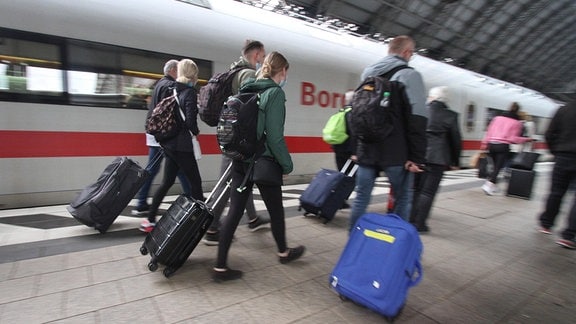 Reisende aus einem ICE der DB Deutsche Bahn gehen auf einem Bahnsteig im Hauptbahnhof Frankfurt