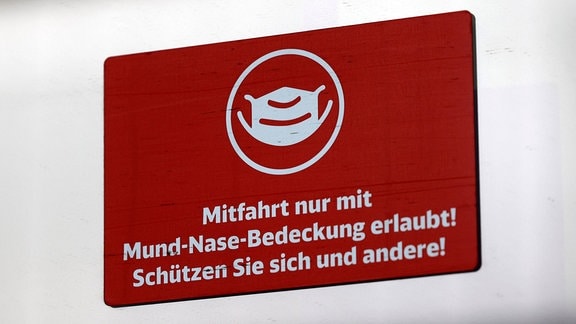 Auf einem ICE der Deutschen Bahn prangt der Hinweis, dass die Mitfahrt nur mit Mund-Nase-Bedeckung erlaubt sei.