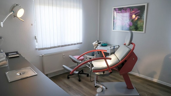 Ein gynäkologischer Stuhl steht in einer Frauenarztpraxis.
