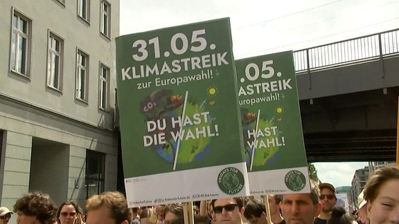 Demonstranten mit Schildern: "Klimastreik zur Europawahl - Du hast die Wahl!"