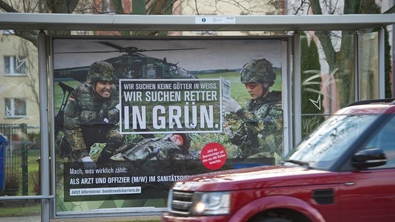 Bundeswehr-Werbung in einer Nahverkehrshaltestelle: «Wir suchen keine Götter in Weiss. Wir suchen Retter in Grün.».