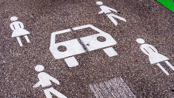 Carsharing Parkplatz, Piktogramm mit vier Personen und einem Fahrzeug