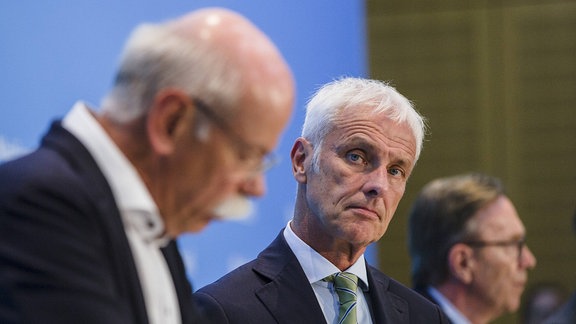 Vorstandsvorsitzender der Daimler AG Dieter Zetsche (L) und Vorstandsvorsitzender der Volkswagen AG Matthias Mueller