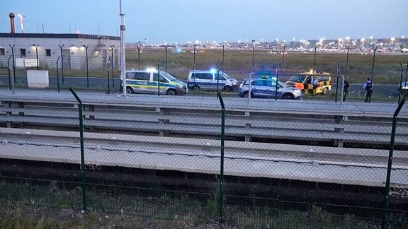 Polizei und Krankenwagen auf dem Rollfeld am Frankfurter Flughafen