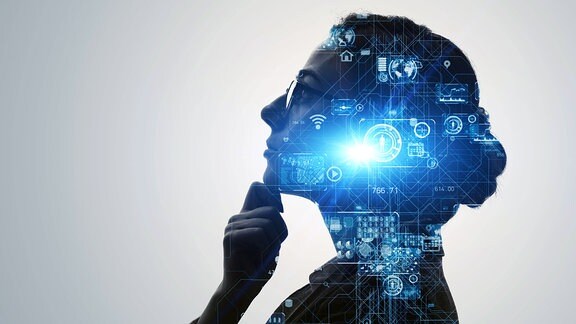 Die Silhouette einer Frau mit Brille im Profil, die nachdenklich nach oben schaut, aus mehrere blau-leuchtenden Computerbildern.