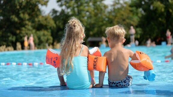 Die Geschwister Jasmin (5) und Jannis (2) Pakulat genießen das Wasser im Freibad in Weberstedt.