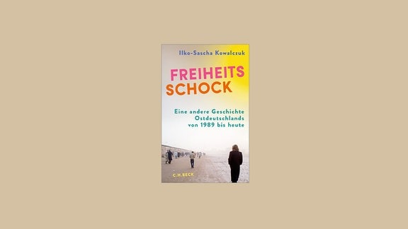 Cover des Buches "Freiheitsschock", darauf mehrere Menschen, die entlang der Mauer laufen