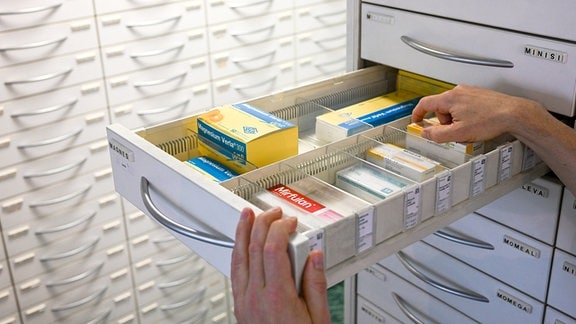 Medikamente lagern in einer Schublade in einer Apotheke.