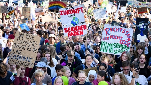 Zahlreiche Kinder, Jugendliche und Erwachsene demonstrieren anlässlich des globalen Klimastreiks vor dem Bundeskanzleramt. 