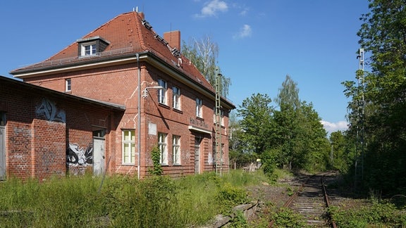 Der ehemalige Bahnhof Dölau in Halle. Der Bahnhof und das Gleis ist stillgelegt. 
