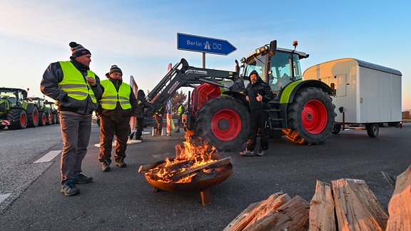 Landwirte blockieren am frühen Morgen mit einem Traktor die Auffahrt auf die Autobahn A12 in Richtung Berlin.