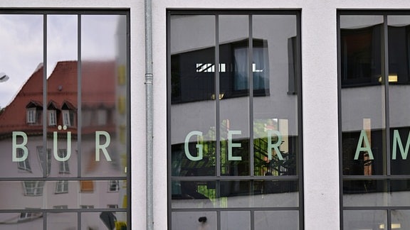 "Bürgeramt" steht auf Fensterscheiben. 