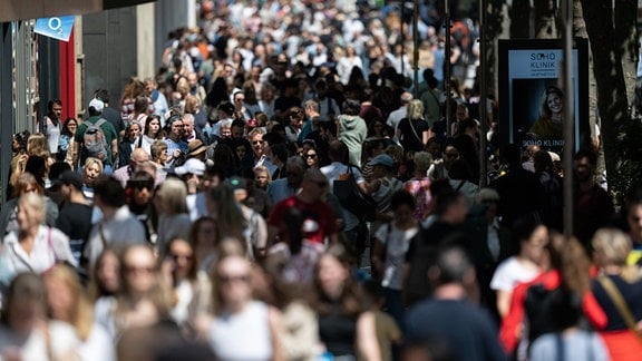 Unzählige Menschen in einer Innenstadt