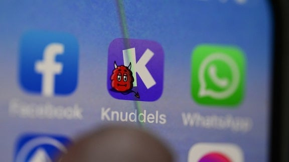 Das Logo der Chatcommunity Knuddels auf einem Smartphone. 
