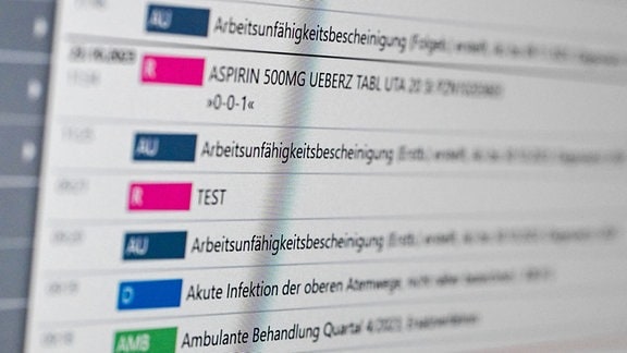 Auf einem Bildschirm in der E-Health-Showpraxis der Kassenärztlichen Vereinigung Berlin ist eine elektronische Patientenakte ePA dargestellt
