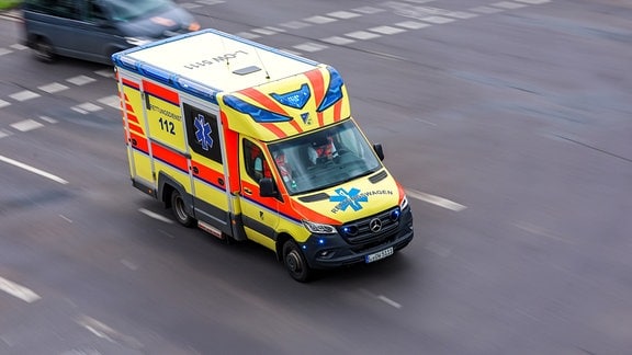 Ein Rettungswagen fährt mit Blaulicht