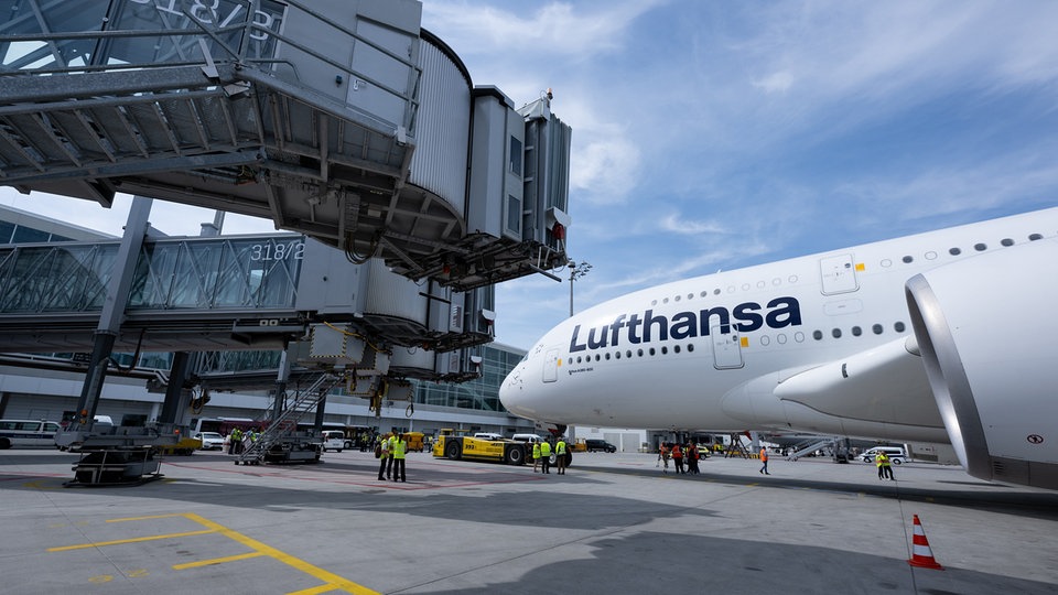 Einigung Im Tarifstreit: Bis Zu 18 Prozent Mehr Lohn Für Lufthansa ...