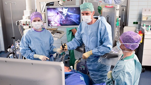 Ein Chirurg des Universitätsklinikums Tübingen operiert an der Frauenklinik mit einem neuartigen Exorobot.
