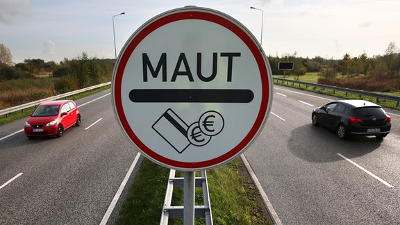 Ein Maut-Schild steht an einer Zufahrtstraße zum Warnowtunnel in Rostock (Mecklenburg-Vorpommern)