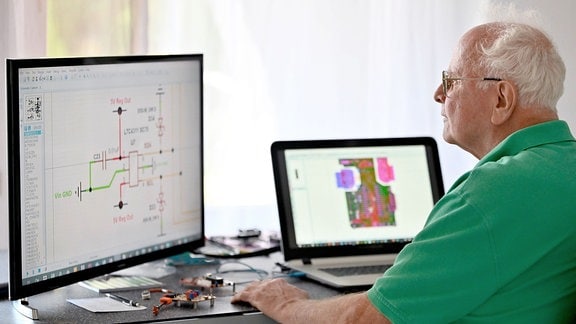 Ein Senior arbeitet in seiner Elektronik-Werkstatt im Home-Office.