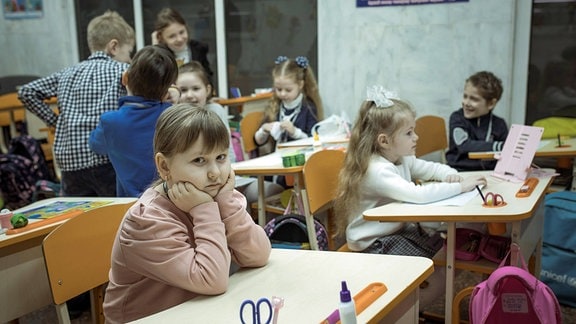 Schüler in einem Klassenzimmer in einer der U-Bahn-Schulen in Charkiw. 