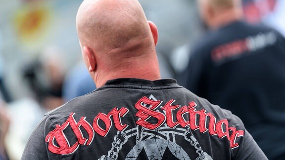 Kundgebungsteilnehmer mit einem T-Shirt der rechtsextremen Bekleidungsmarke Thor Steinar bei einem LKW-Korso durch Berlin.