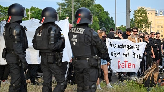 Polizei begleitet eine Demonstration in Leipzig. Unter dem Motto „Grundrechte gelten auch in Leipzig“ protestieren die Teilnehmerinnen und Teilnehmer gegen die Einschränkung der Versammlungsfreiheit rund um den „Tag X“.