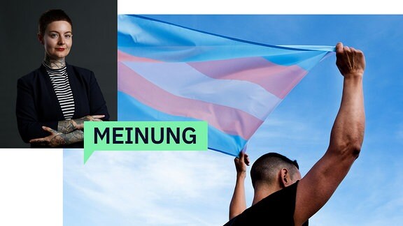 Eine Person hält eine transgender pride Flagge hoch.
