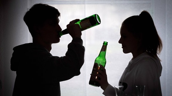 Symbolfoto zum Thema Teenager und Alkohol 
