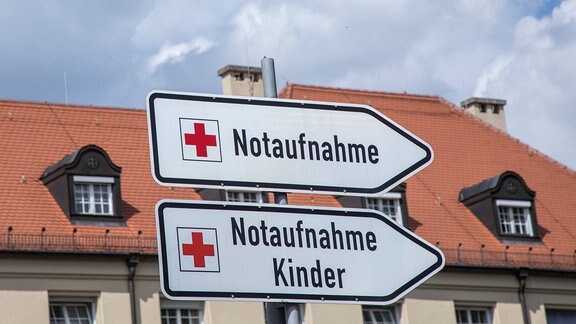 Hinweistafeln zur Notaufnahme und Notaufnahme für Kinder