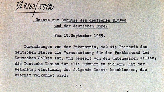 Die erste Seite des Entwurfs des "Gesetzes zum Schutze des deutschen Blutes und der deutsche Ehre", das zusammen mit dem "Reichsbürgergesetz" die Diskriminierung und Verfolgung der Juden in Deutschland und Europa von 1935 bis 1945 nach sich zog.