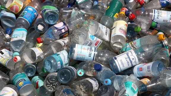 Einweg- und Mehrwegflaschen im Recyclinghof in Essen,