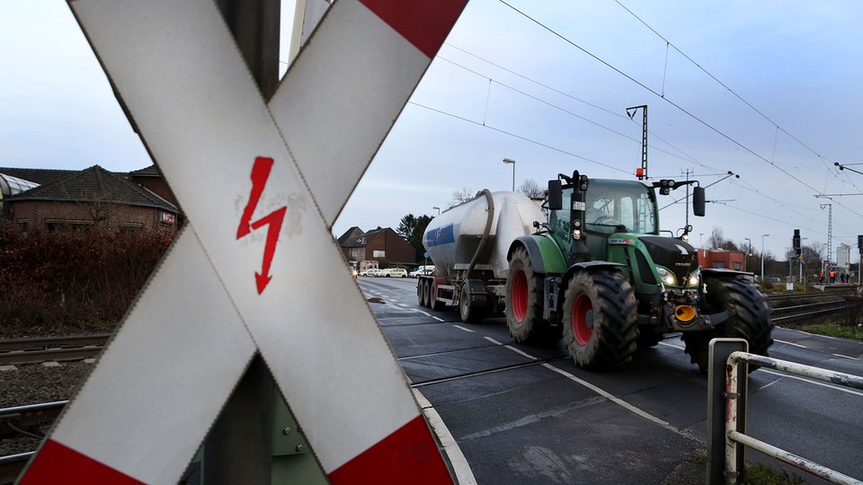 Bauernproteste Und Bahnstreik Sorgen Für Verstopfte Straßen Und Leere ...