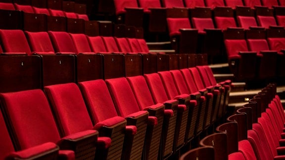 leere Sitzreihen in Konzertsaal