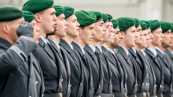 Rekrutinnen und Rekruten der Bundeswehr stehen beim großen öffentlichen Gelöbnis von Bundeswehrsoldaten vor dem Reichstag