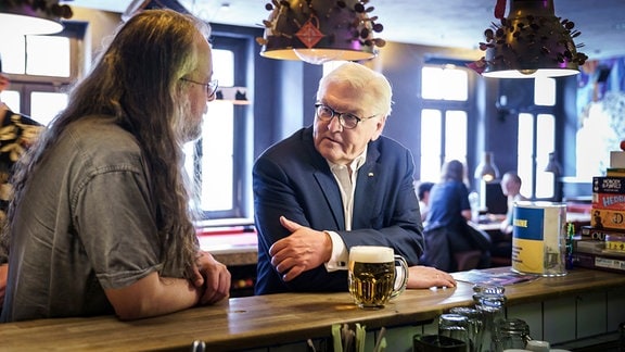 Bundespräsident Frank-Walter Steinmeier im Gespräch mit einem Besucher des Kulturzentrums Reichenstraße in Quedlinburg