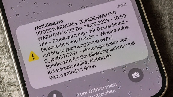 Bundesweiter Warntag. Warnhinweis auf dem Display eines Smartphones