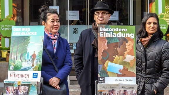 Zeugen Jehovas missionieren in der Fussgängerzone in Freiburg mit Zeitschriften und Broschüren.