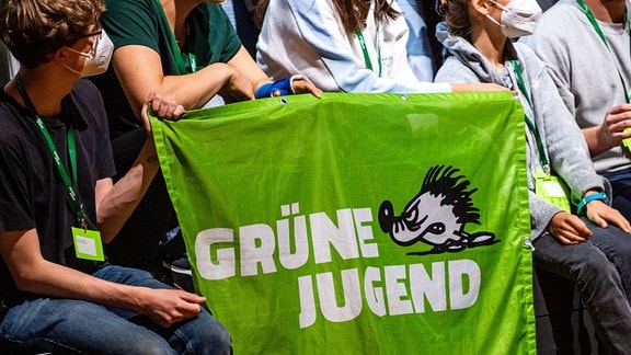 Ein Banner der Grünen Jugend wird von Teilnehmern vom Bundeskongress der Grünen Jugend in den Händen gehalten.