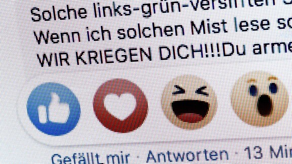 Symbolfoto: Gestellte Aufnahme zum Thema Hasskommentare in Sozialen Netzwerken. Neben dem Gefaellt mir Button von facebook sind die Worte Wir kriegen dich zu sehen.