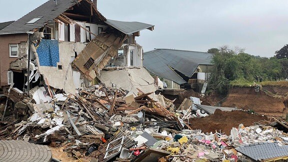 In Erft-Blessem sind zahlreiche Häuser eingestürzt, nachdem das Wasser eine Wohnsiedlung unterspülte.