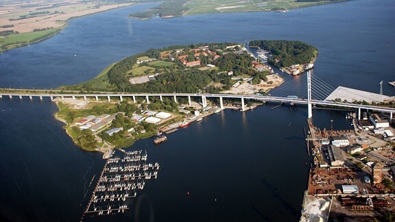 Rügenbrücke von Stralsund zur Insel Rügen mit der Insel Dänholm.