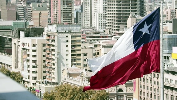 Chilenische Flagge weht vor Gebäuden