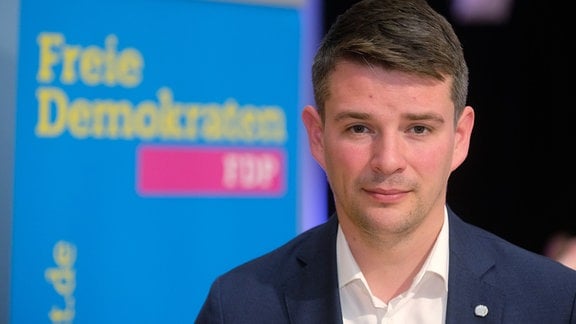 Marcus Faber steht beim Landesparteitag der FDP Sachsen-Anhalt im Saal. Die Landespartei hat ihn zum Spitzenkandidaten für die Bundestagswahl gewählt. 