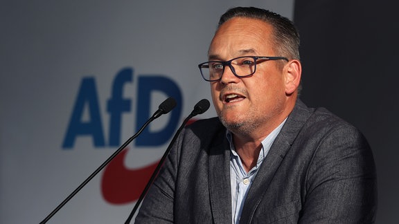 Martin Reichardt, Spitzenkandidat der AfD Sachsen-Anhalt für die Bundestagswahl 2021, spricht während der Wahlkampftour der AfD in Stendal auf dem Podium.