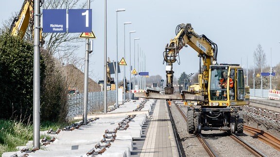Neue Bahnschwellen liegen an der Marschbahnstrecke, der Verbindung zwischen Elmshorn und Westerland auf Sylt, bereit.
