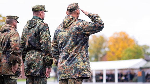 Soldaten während des Aufstellungsappells des Heimatschutzregiments 2 der Bundeswehr von Reservistinnen und Reservisten.