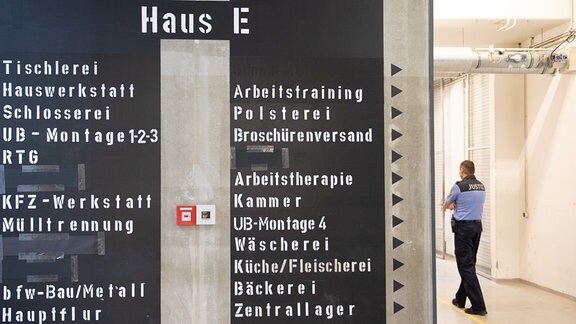 Ein Justizmitarbeiter steht während eines Unternehmertreffens 2019 in der JVA Dresden im Produktionsgebäude der Haftanstalt.
