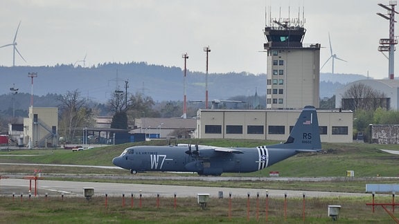 Ein Militärflugzeug auf einem Flughafen