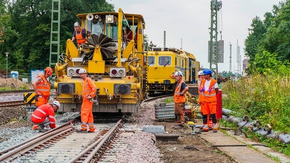 Gleisarbeiten werden im Abschnitt am Bahnhof Mörfelden/Walldorf ausgeführt. Die Deutsche Bahn AG gibt eine Zwischenbilanz zur Generalsanierung der Riedbahn. Die âRiedbahnâ ist eine Bahn-Strecke von Mannheim nach Frankfurt am Main â eine der wichtigsten und höchstfrequentierten Bahnstrecken in Deutschland. Die Sanierung soll bis zum 14. Dezember 2024 abgeschlossen sein. Die DB AG will bis dahin die Gleise und die Signaltechnik erneuern, Schallschutzwände modernisieren oder neu installieren sowie 20 Bahnhöfe modernisieren.